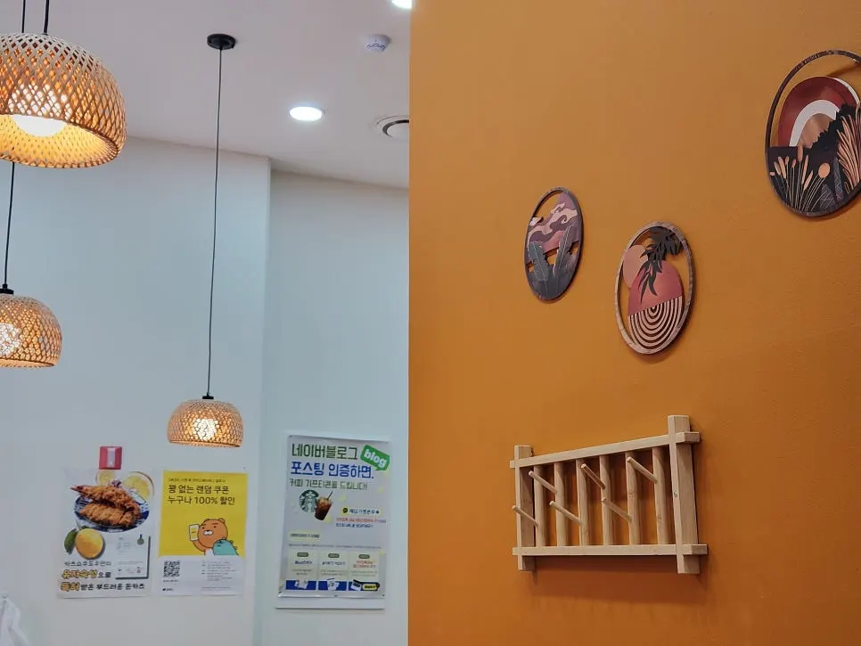 빈티지한 액자와 조명이 있는 매장 인테리어