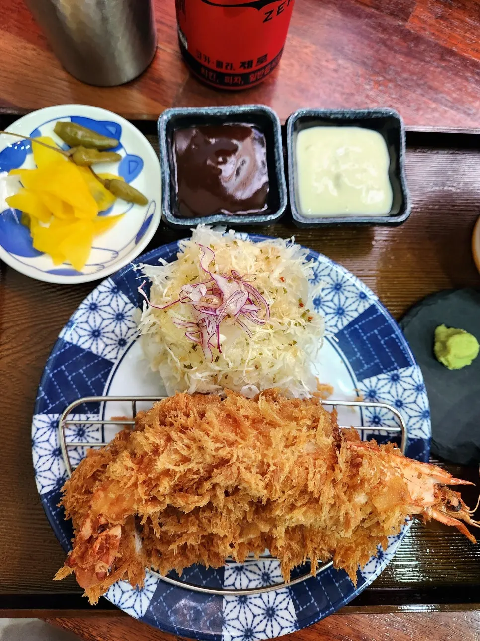 밥과 샐러드, 국이 함께 차려진 모둠카츠정식 한 상