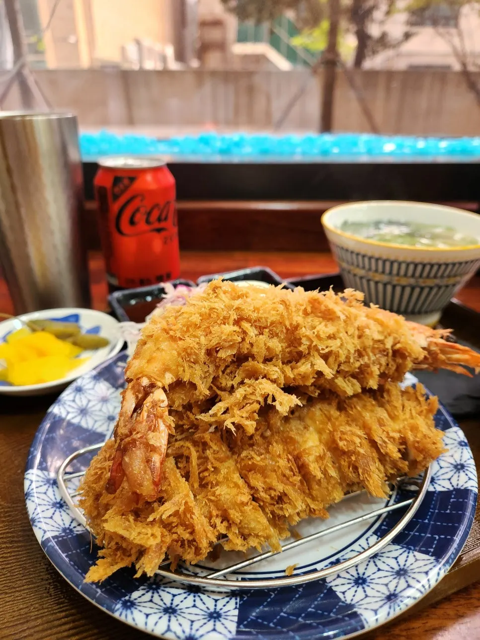 접시에 놓인 점보새우카츠