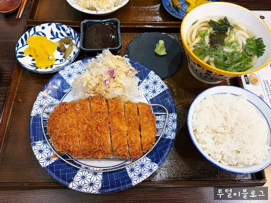 가지런히 담긴 로스카츠정식 돈카츠