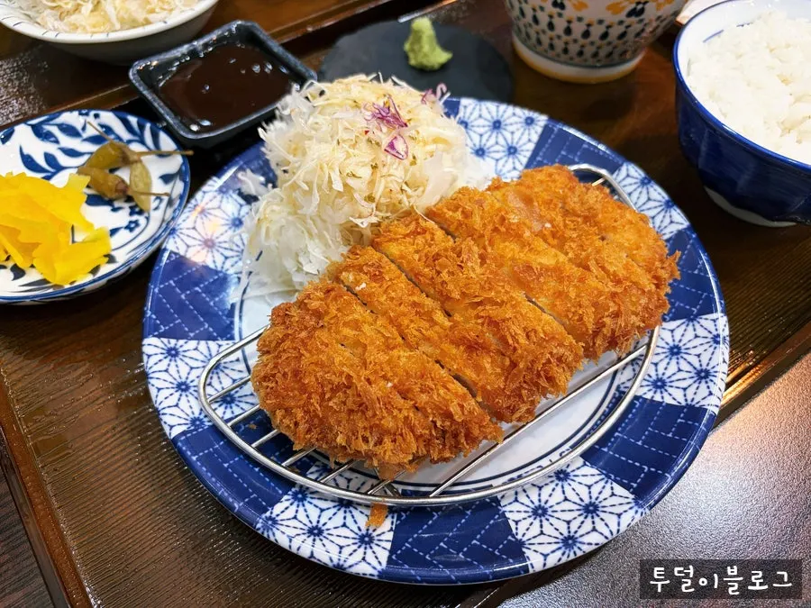 양배추샐러드와 함께 나온 로스카츠