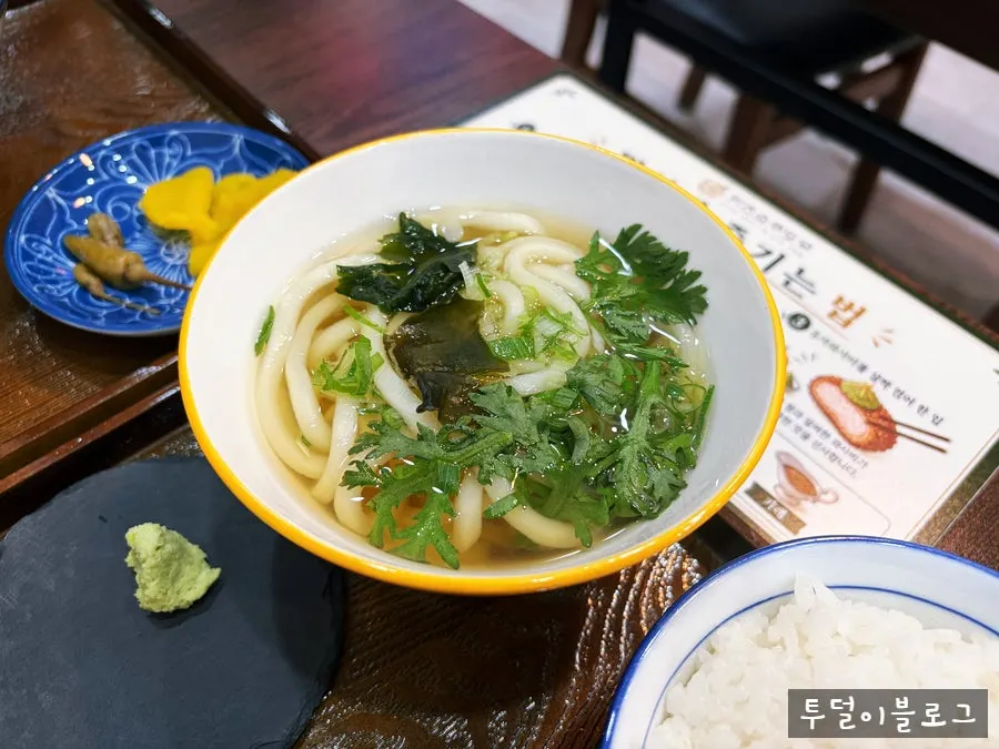 정식에 함께 나온 우동과 밥