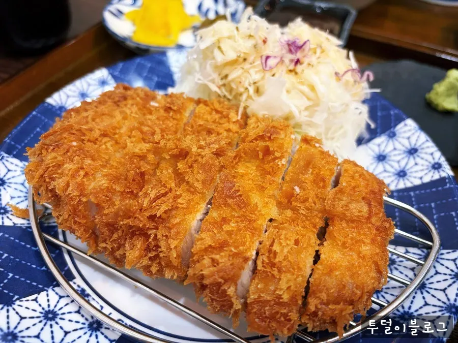 와사비를 올린 로스카츠 한 조각