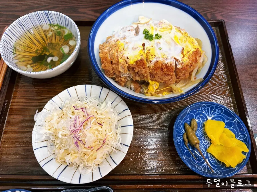 밥 위에 카츠가 올라간 카츠동