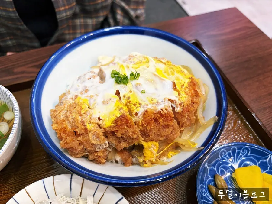 소스가 밥에 배어 있는 카츠동 한 숟갈