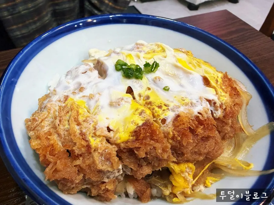 카츠동과 로스카츠정식을 함께 놓은 식사