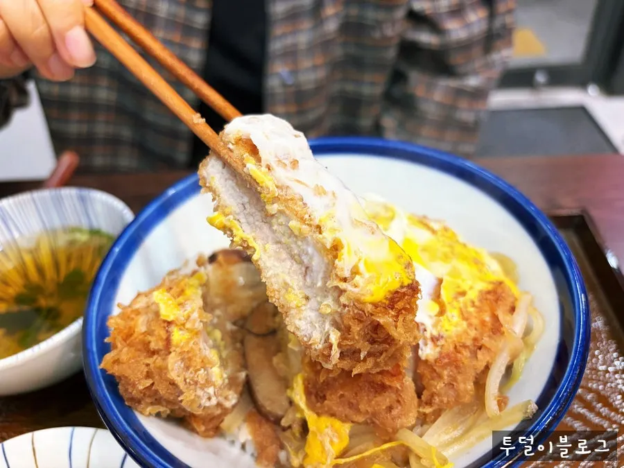 식사를 마친 카츠쇼쿠도우 수유점 테이블
