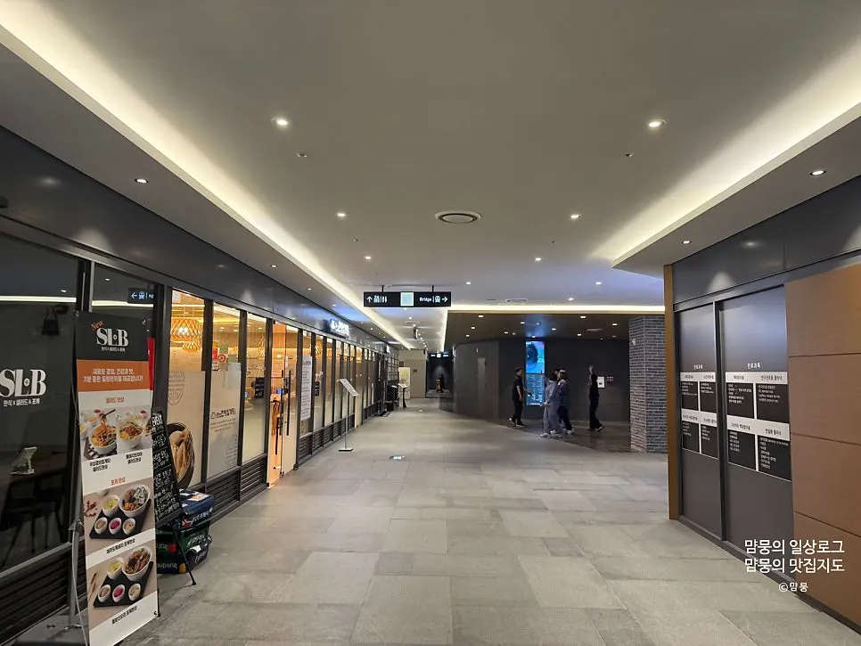 Underground shopping corridor on B1 of Alphadom Tower