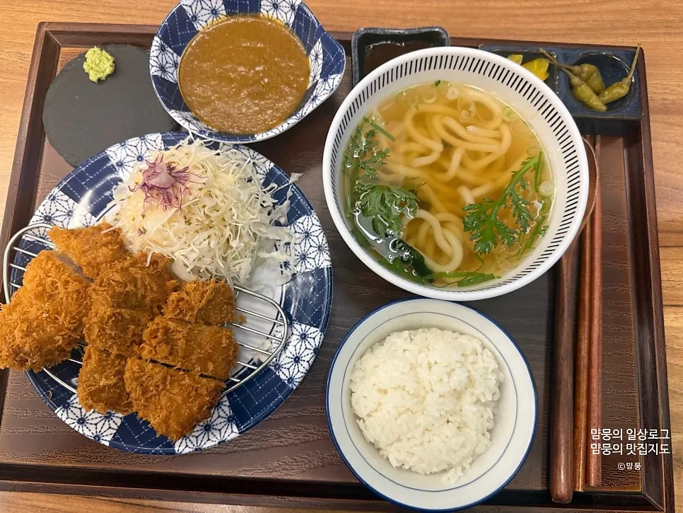 Set tray with katsu, noodles and mini curry together