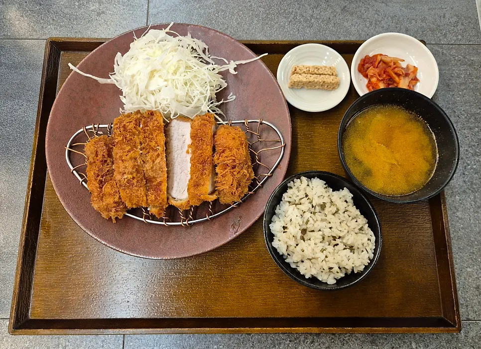 정갈하게 차려진 로스카츠 한 상