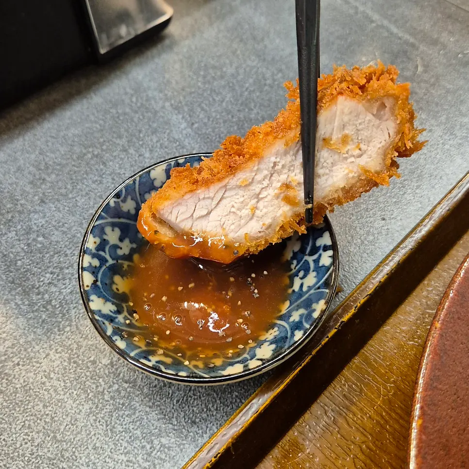 두툼하게 썰린 로스카츠 단면