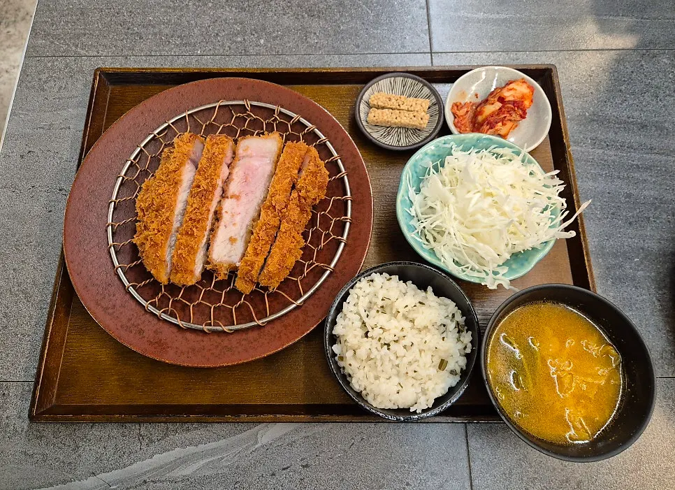 상로스카츠 한 상 차림