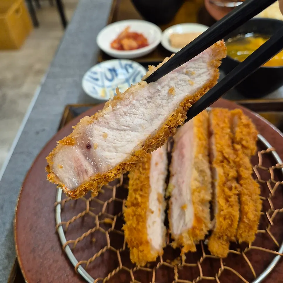 와사비를 올린 상로스카츠 한 조각