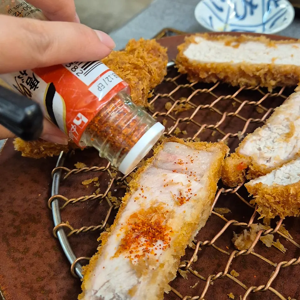 소금에 찍어 먹는 돈까스