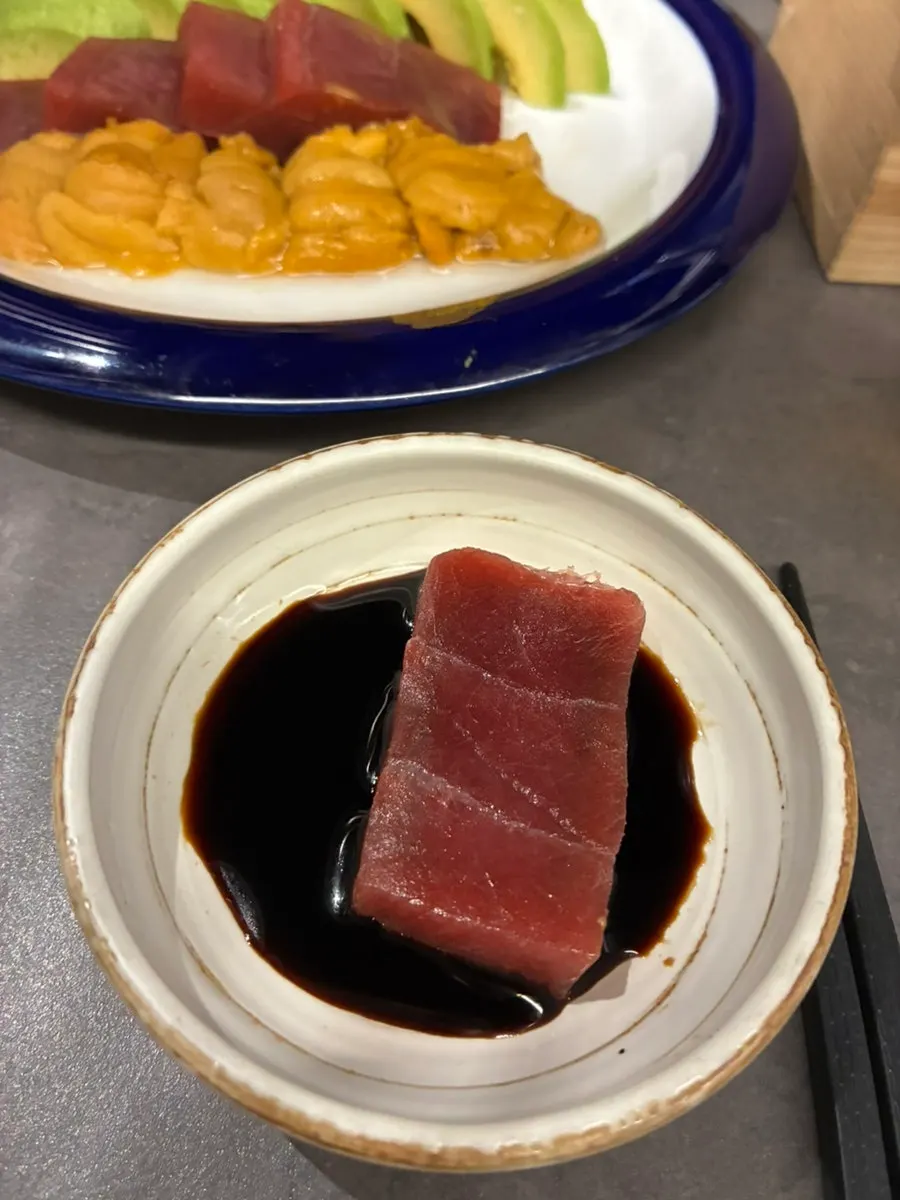A plate of Gappo Ganbariya's five-color sashimi