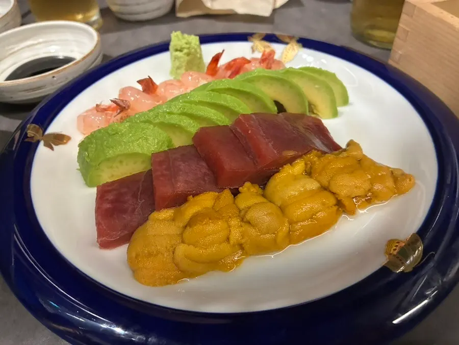 Table setting enjoyed alongside the five-color sashimi