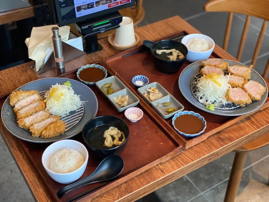 돈까스 소스와 소금이 놓인 상차림