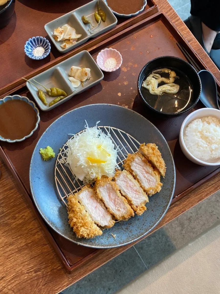 바삭하게 튀겨진 등심카츠 단면