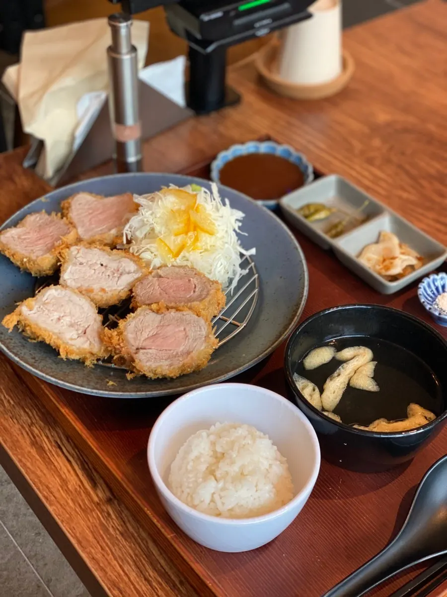 돈까스 소스에 찍은 등심카츠