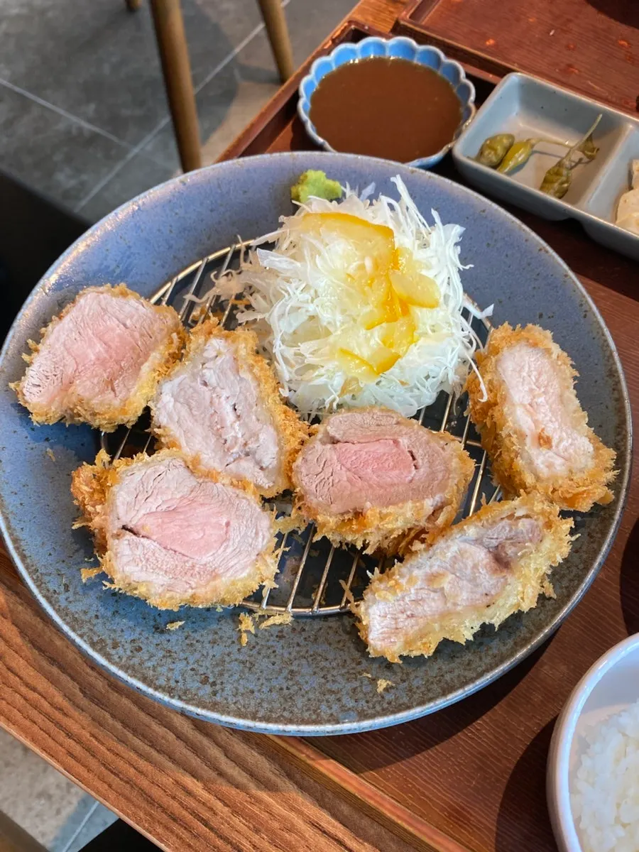 미디움 레어로 조리된 한돈 안심카츠