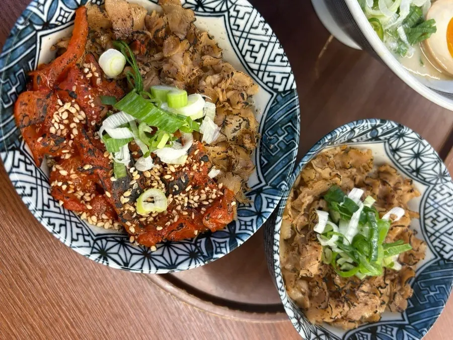 은은한 불향의 미니 부타통 대패덮밥