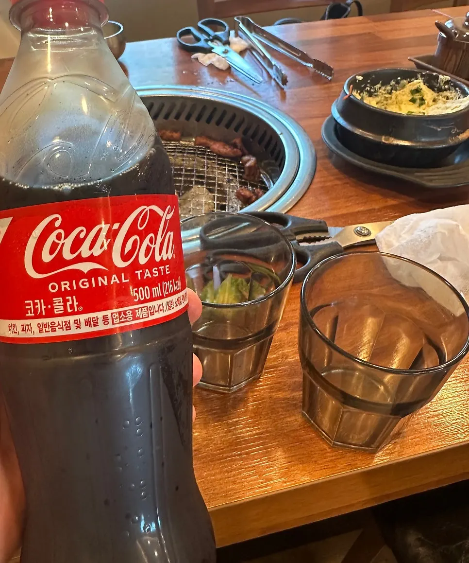 500ml Coca-Cola served for ₩2,000