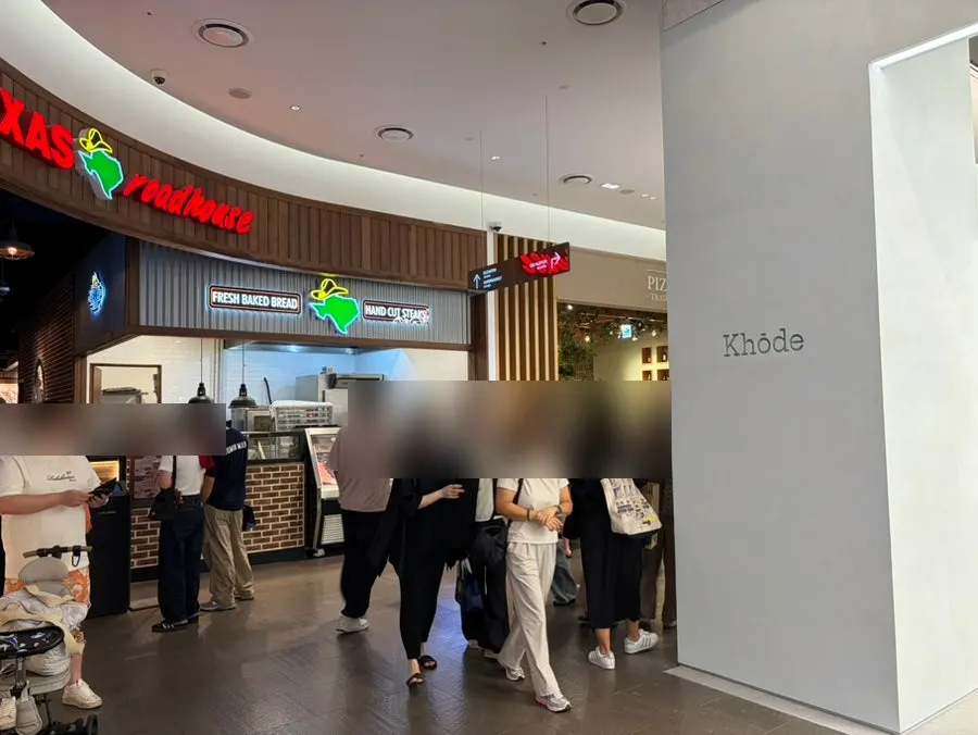 코오드 판교점 매장 외관과 주변 통로