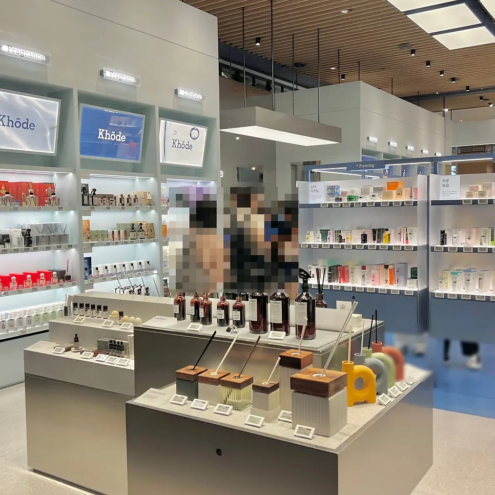 코오드 매장 내부 뷰티 브랜드 진열대