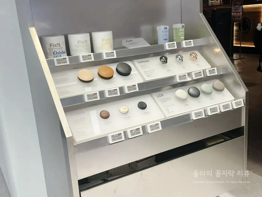 코오드 매장에서 제품을 살펴보는 모습