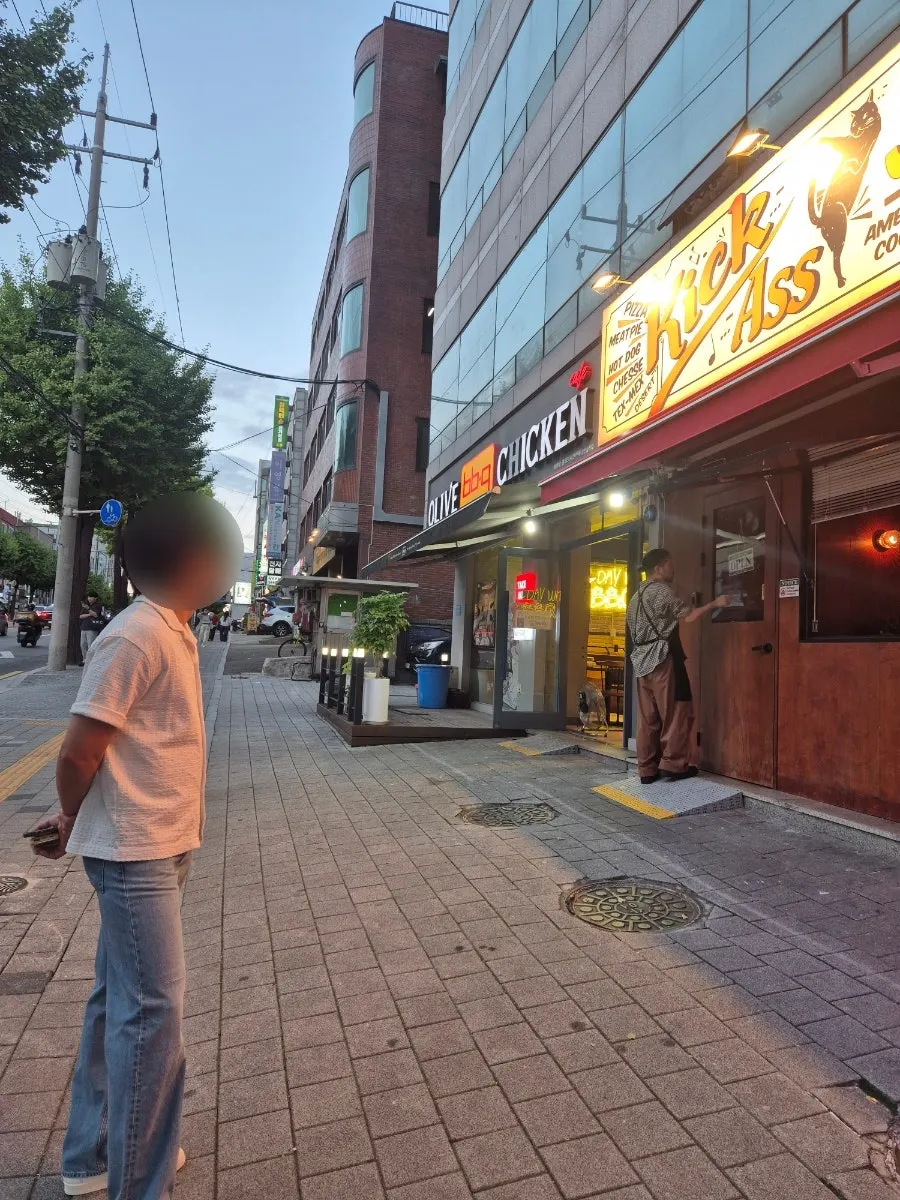 킥애즈재즈클럽 간판이 보이는 거리