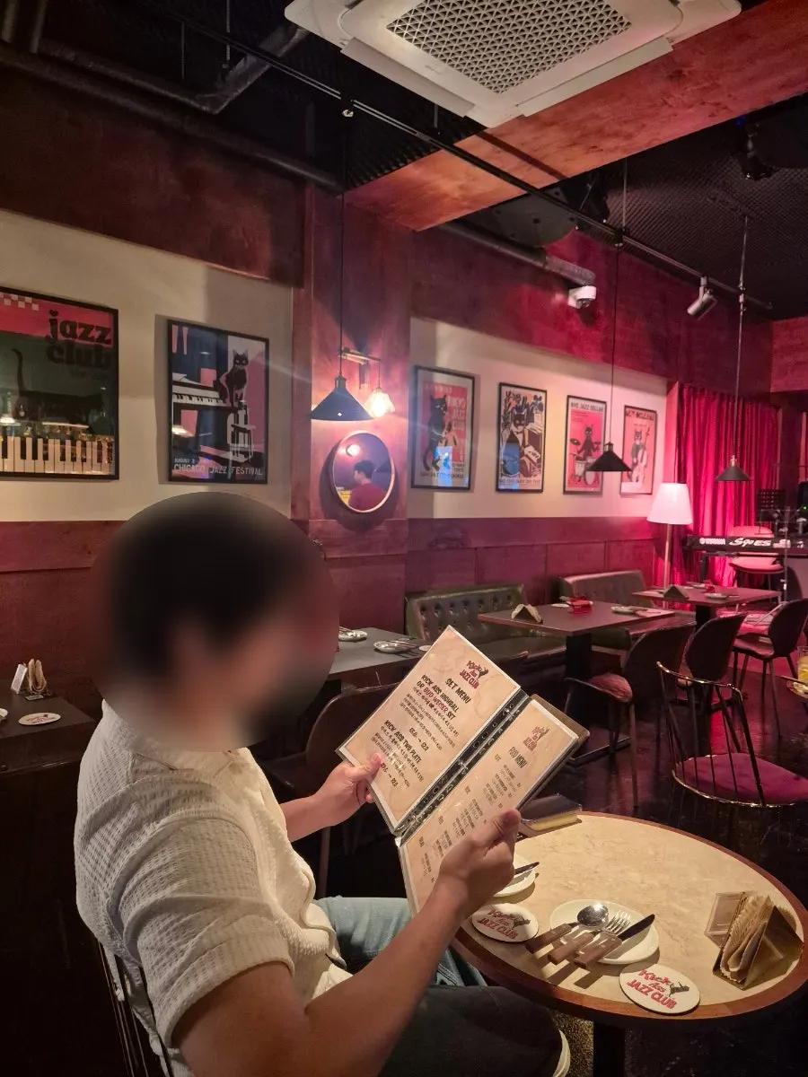 라이브 재즈 공연 중인 재즈클럽 내부