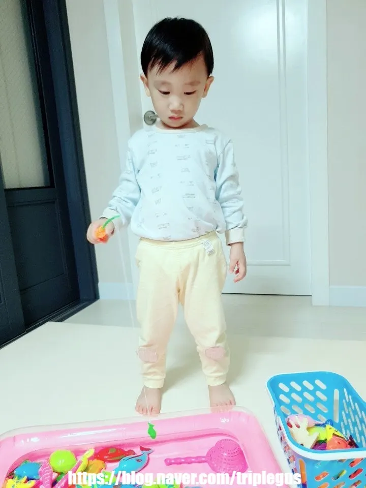 잡은 물고기를 바구니에 담는 놀이
