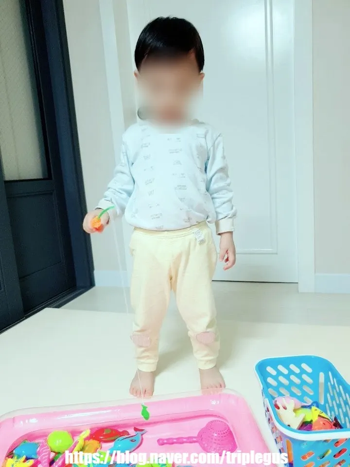 釣った魚をかごに入れて遊ぶ様子