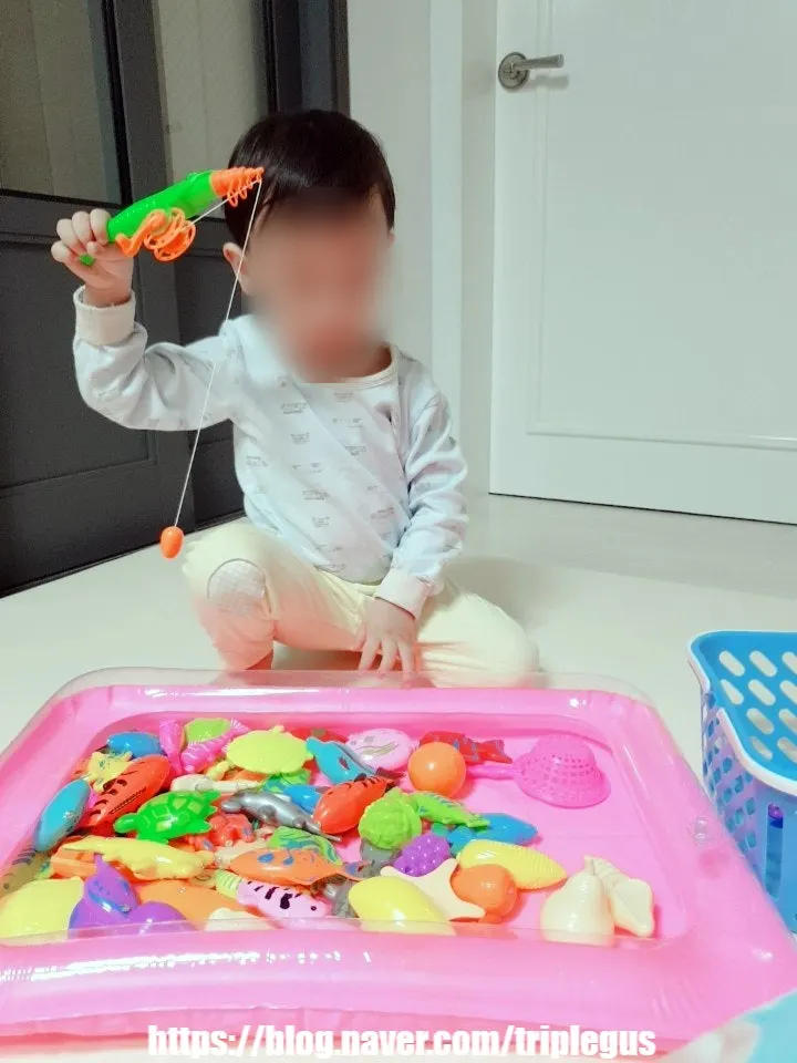 リール式釣り竿で遊ぶ幼児