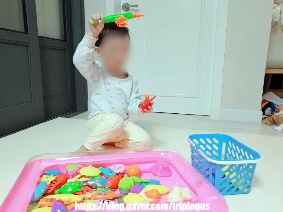 幼児が釣り遊びに集中する様子