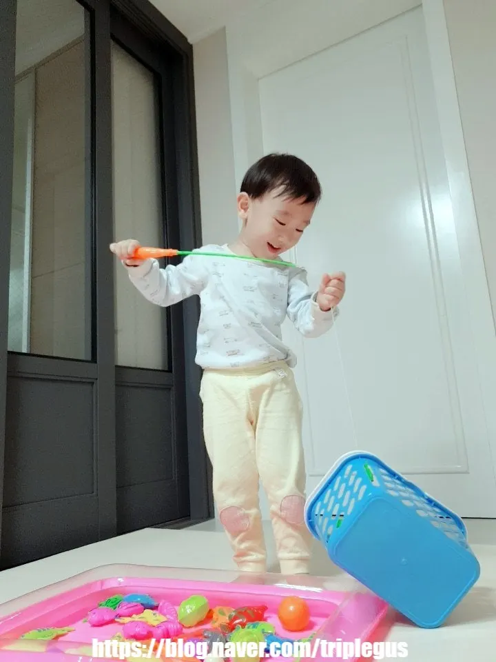 물고기 모형을 양손에 든 조카