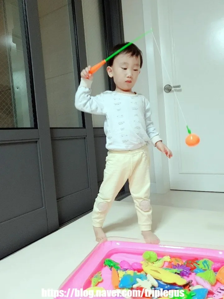 잠잘 때도 물고기 모형을 챙긴 모습