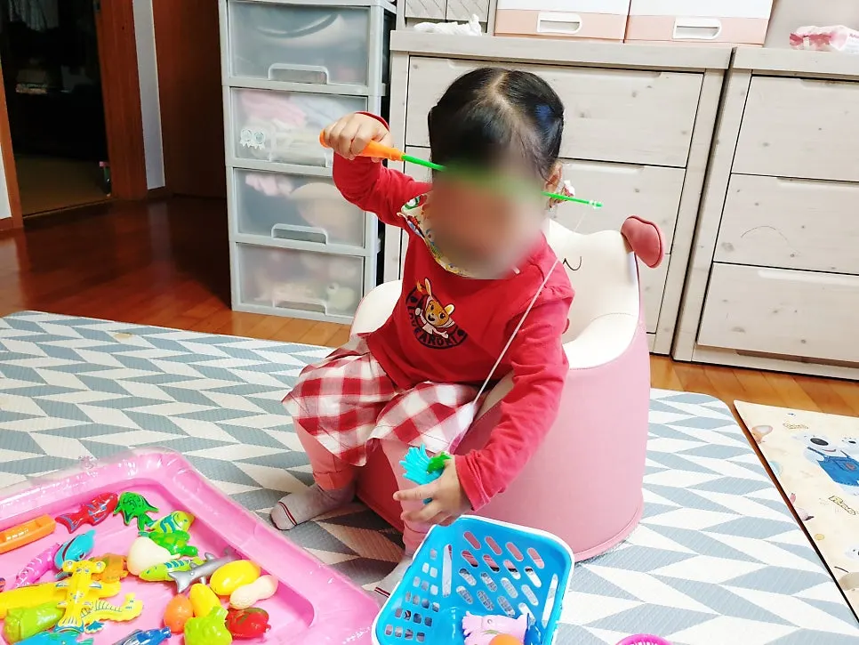 釣りおもちゃに夢中で遊ぶ子どもの様子