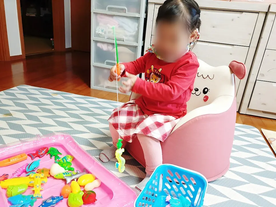 楽しそうに釣りおもちゃで遊ぶ子どもの様子
