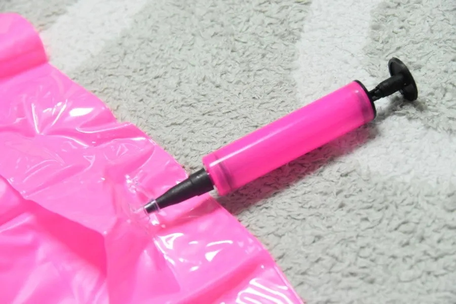 Preparing the air pad with a hand pump