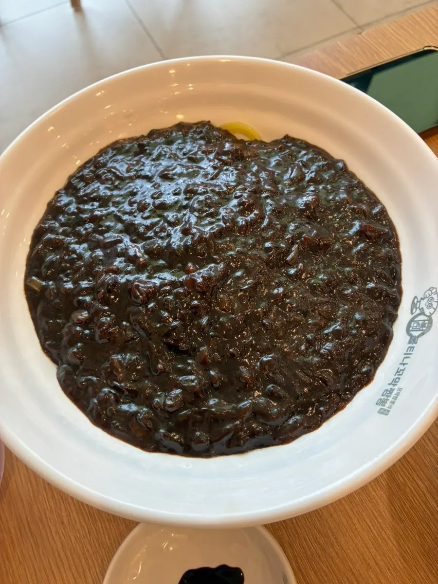 Size comparison between the kids' and adult jajangmyeon