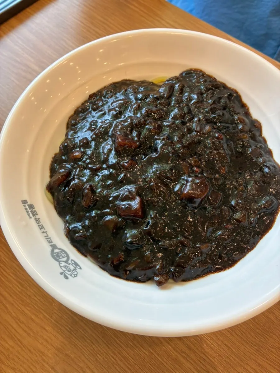 Adult jajangmyeon and kids' jajangmyeon placed side by side