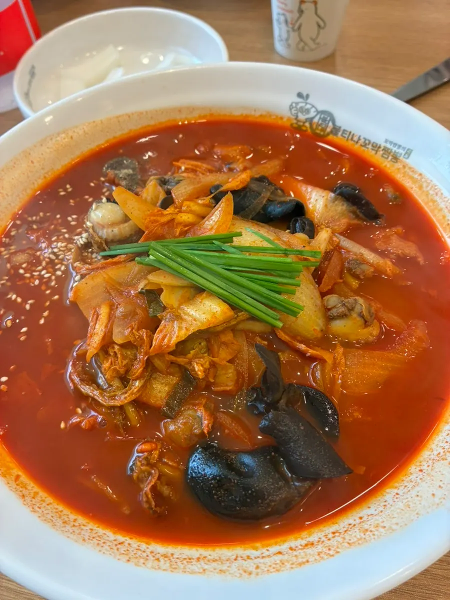 Yuni-jajang style sauce and noodles stir-fried together
