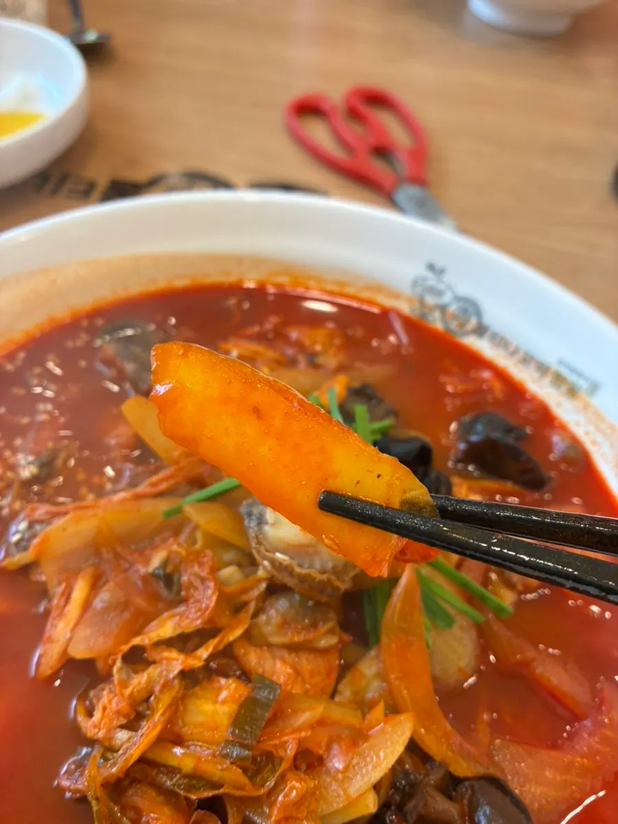 A cockle picked up with chopsticks