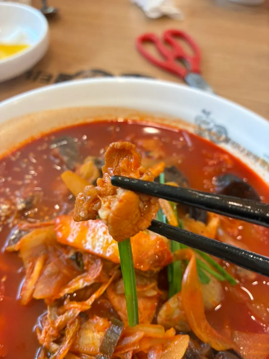 Chewy noodles submerged in the jjamppong broth