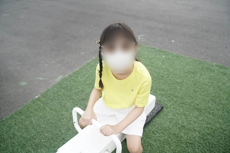 快適にサングラスをかけた子供