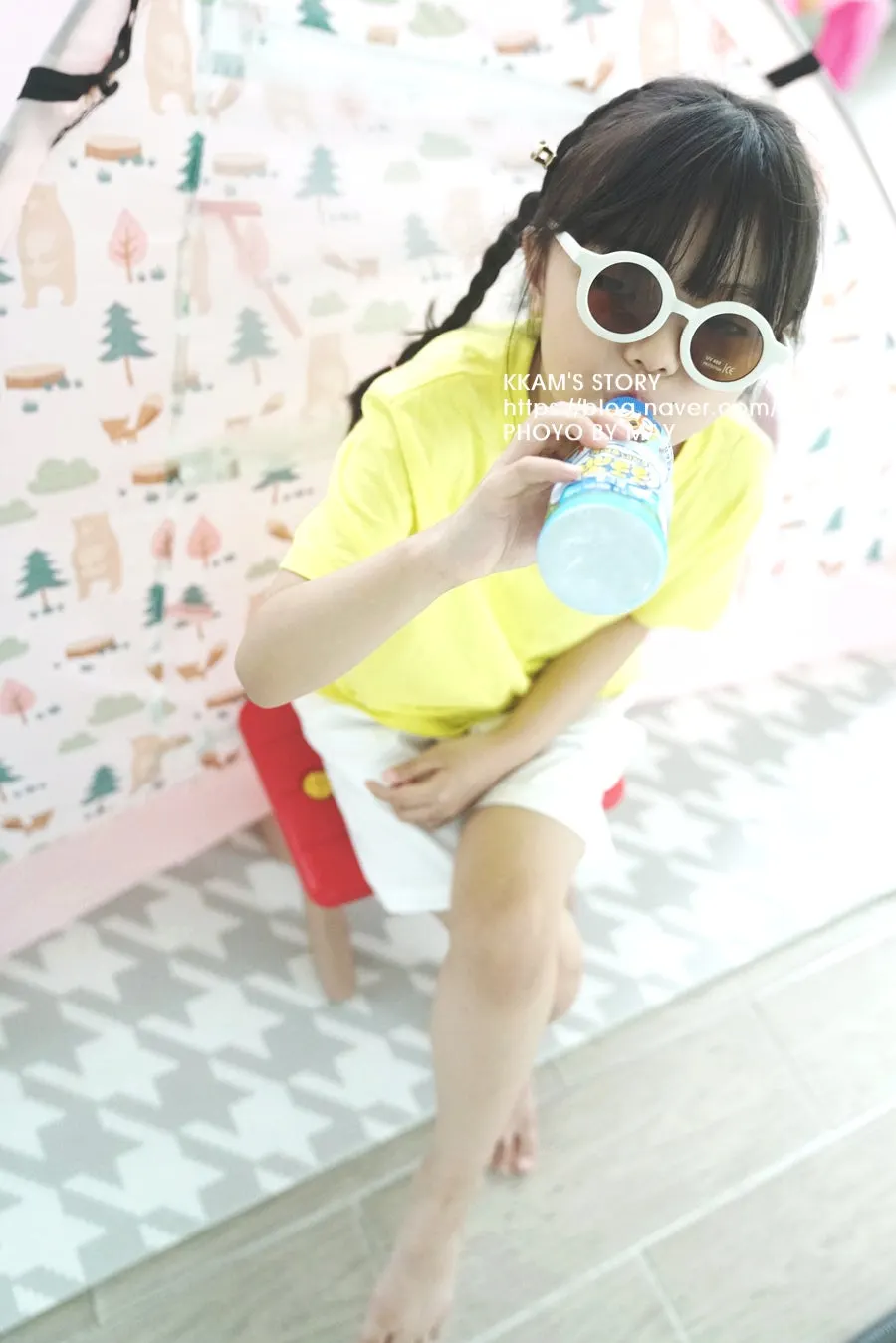 마스크와 선글라스를 함께 쓴 아이