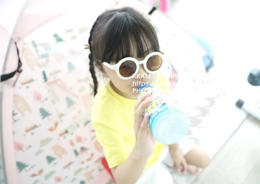 햇빛 아래 선글라스를 쓴 아이