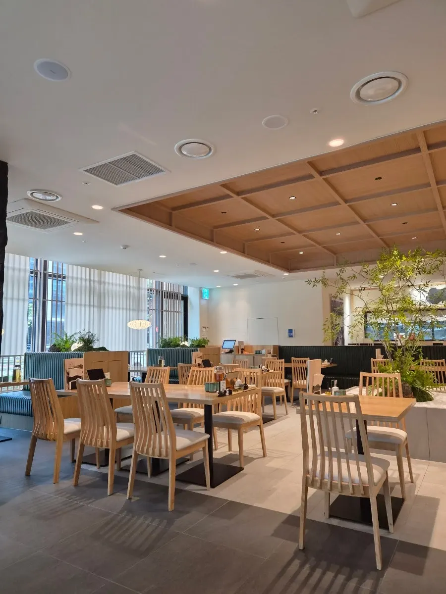Spacious interior of Unagi Yondaime Kikukawa One Grove Branch