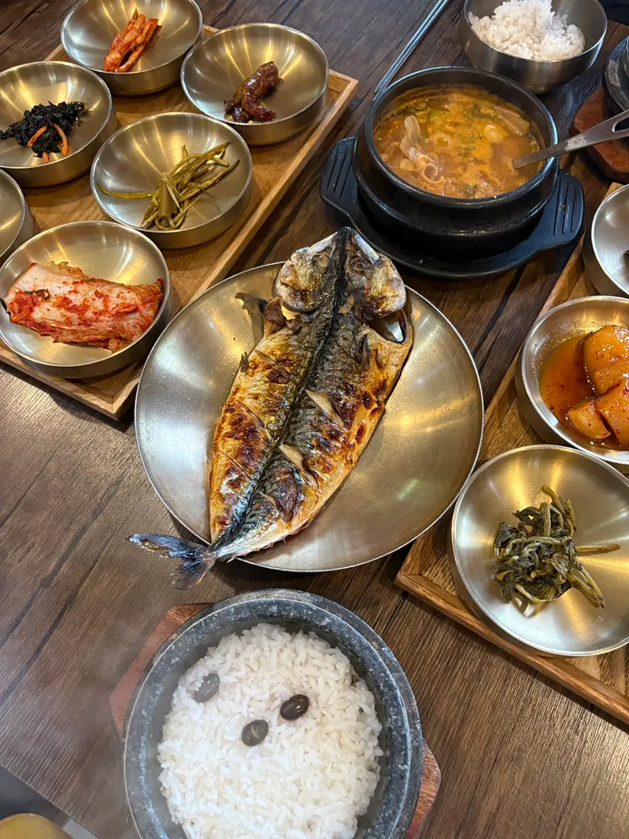 한 상에 차려진 여러 가지 반찬
